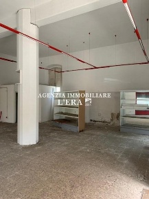 Foto Locale commerciale a Pontedera Centro di 110 m² con 2 locali