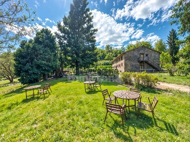 Foto Agriturismo a Reggello di 1300 m² con 30 locali in vendita