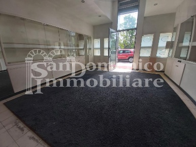 Foto Locale commerciale a Calcinaia Centro di 60 m² con 2 locali in affitto