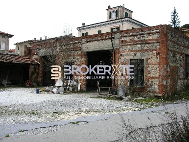 Foto Magazzino a Carrara Centro di 954 m² con 5 locali in vendita