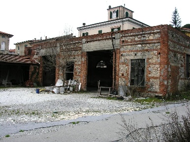Foto Magazzino a Carrara Centro di 954 m² con 5 locali in vendita