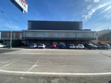 Foto Locale commerciale a Cascina Semicentro di 2700 m² con 10 locali