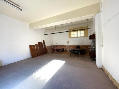 Foto Locale commerciale a Santa Croce sull'Arno Centro di 121 m² in vendita