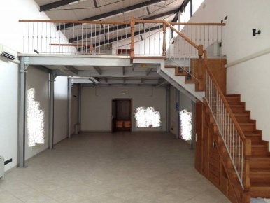 Foto Locale commerciale a Siena Fuori Porta Pispini di 165 m² in vendita