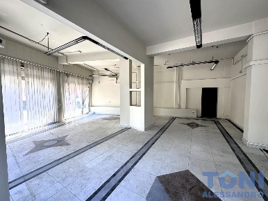 Foto Locale commerciale a Empoli Centro Storico di 80 m² con 2 locali