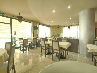 Foto Negozio a Fucecchio Centro di 360 m² con 6 locali in vendita