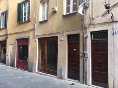 Foto Negozio a Lucca Piazza Anfiteatro - Torre Guinigi di 25 m² in affitto