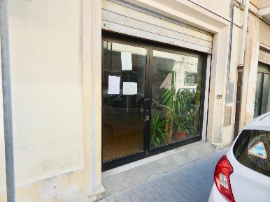 Foto Negozio a Pontedera Centro di 68 m² con 2 locali in affitto