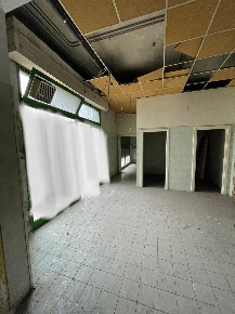 Foto Locale commerciale a Ponsacco Centro di 300 m² con 2 locali in vendita