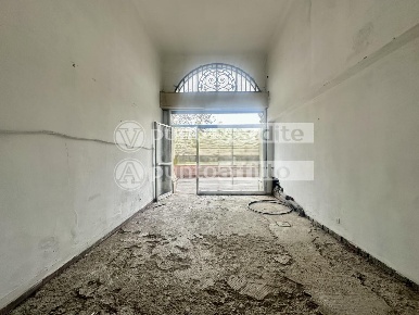 Foto Locale commerciale a Lucca Arancio di 60 m² con 2 locali in vendita