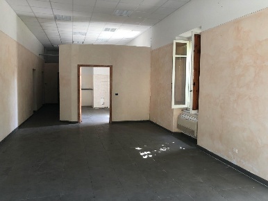 Foto Magazzino a Massa Centro di 140 m² con 4 locali in affitto