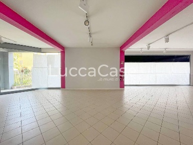 Foto Locale commerciale a Lucca San Vito di 230 m² con 1 locali in vendita