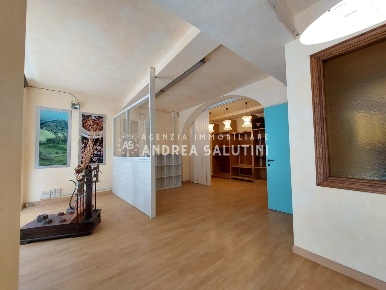 Foto Locale commerciale a Buti Centro di 65 m² con 3 locali in affitto
