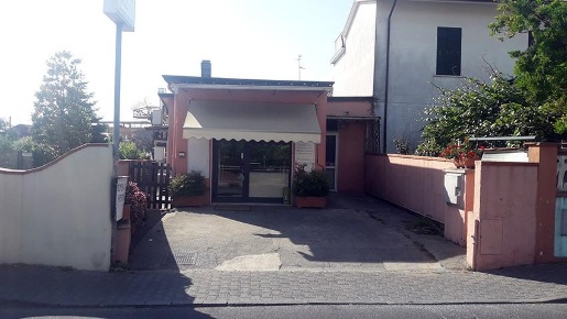 Foto Locale commerciale a Carrara Stadio, Sant'Antonio, Marasio di 81 m²