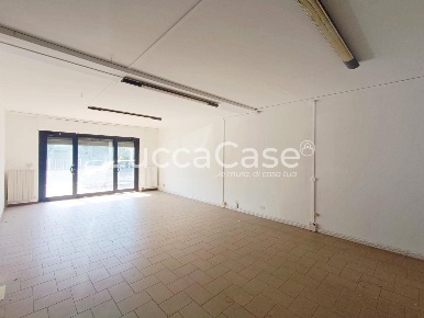 Foto Locale commerciale a Lucca San Marco - Acquacalda di 94 m² in affitto