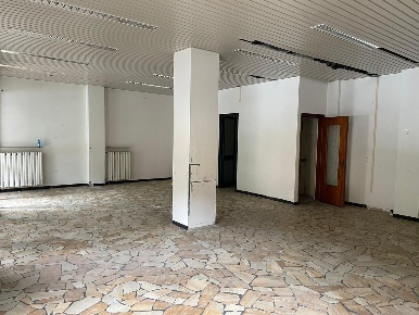 Foto Locale commerciale a Aulla Centro di 100 m² con 1 locali in affitto