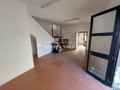 Foto Locale commerciale a Buti Centro di 190 m² con 4 locali in vendita