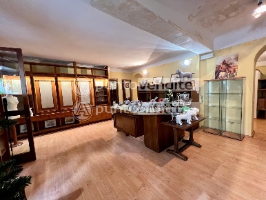 Foto Negozio a Lucca Piazza Napoleone - San Michele di 90 m² con 3 locali