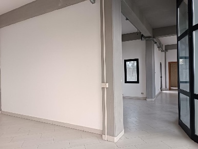 Foto Locale commerciale a Gallicano Bolognana di 130 m² con 3 locali