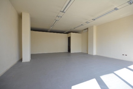 Foto Negozio a Lucca San Marco - Acquacalda di 85 m² con 2 locali