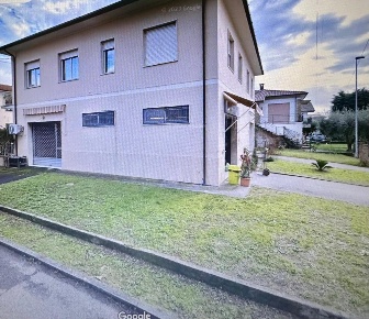 Foto Locale commerciale a Lucca Ponte a Moriano di 119 m² con 1 locali