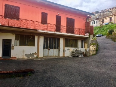 Foto Laboratorio a Peccioli Centro di 146 m² con 5 locali in vendita