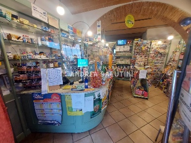 Foto Attività commerciale a Pontedera Gello, Pardossi di 50 m² con 2 locali