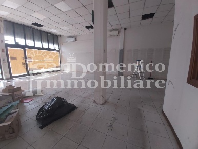 Foto Locale commerciale a Calcinaia Centro di 100 m² con 2 locali