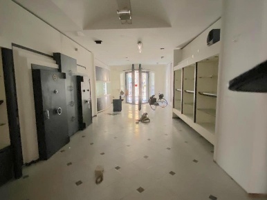 Foto Negozio a Pontedera Centro di 140 m² con 2 locali in vendita