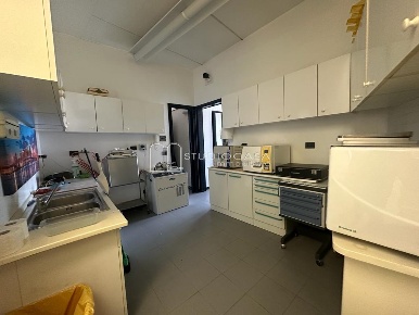 Foto Negozio a San Giuliano Terme Ghezzano di 150 m² con 5 locali