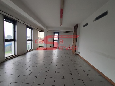 Foto Ufficio a Montecatini-Terme di 140 m² con 4 locali in vendita