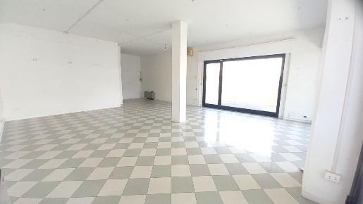 Foto Locale commerciale a Camaiore Lido di Camaiore di 85 m² con 1 locali