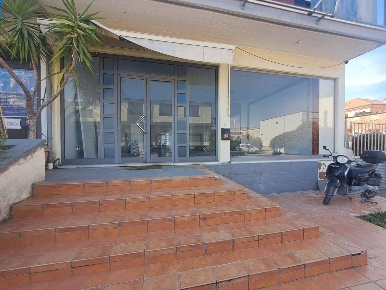 Foto Locale commerciale a Carrara Avenza di 240 m² con 3 locali in affitto