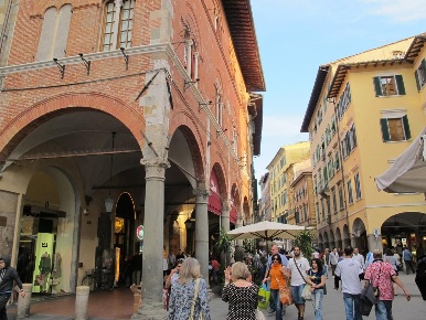 Foto Locale commerciale a Pisa San Francesco di 240 m² con 3 locali