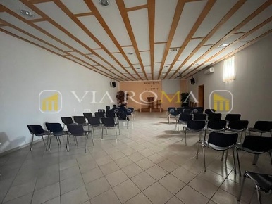Foto Locale commerciale a Lucca Sant'Anna di 165 m² con 3 locali in vendita