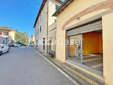 Foto Negozio a Lucca San Lorenzo a Vaccoli di 30 m² con 1 locali in vendita