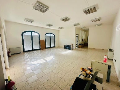 Foto Ufficio a Porcari Centro di 100 m² con 3 locali in vendita