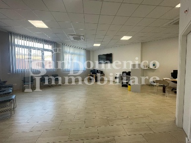 Foto Negozio a Cascina Centro di 220 m² con 4 locali in affitto