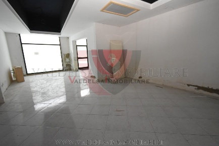 Foto Negozio a Poggibonsi Centro di 165 m² con 4 locali in vendita