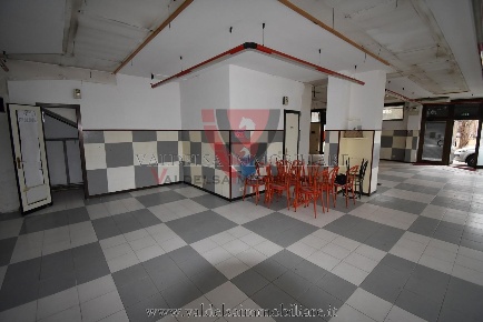 Foto Locale commerciale a Poggibonsi Centro di 115 m² con 2 locali