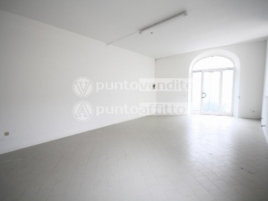 Foto Negozio a Lucca San Marco - Acquacalda di 100 m² con 1 locali