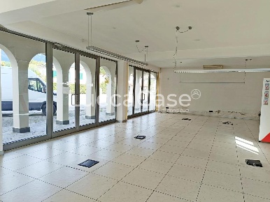 Foto Negozio a Capannori Centro di 220 m² con 6 locali in affitto