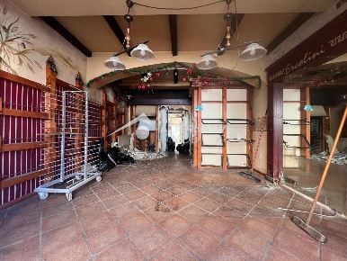 Foto Locale commerciale a Lucca San Marco - Acquacalda di 110 m² in vendita