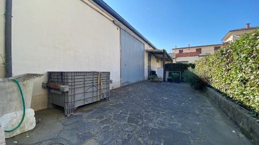 Foto Negozio a Ponsacco Centro di 165 m² con 2 locali in vendita