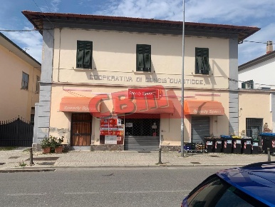 Foto Locale commerciale a Collesalvetti Guasticce di 120 m² con 3 locali