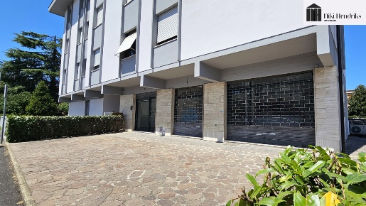 Foto Locale commerciale a Santa Croce sull'Arno Centro di 80 m² in affitto