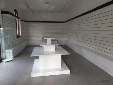 Foto Locale commerciale a Lucca Piazza Napoleone - San Michele di 150 m²