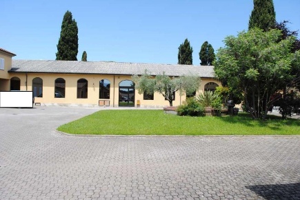 Foto Locale commerciale a Capannori Marlia di 1157 m² con 2 locali
