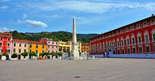Foto Bar a Massa Centro di 265 m² con 3 locali in vendita