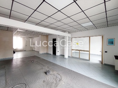 Foto Locale commerciale a Capannori Segromigno - San Colombano di 310 m²